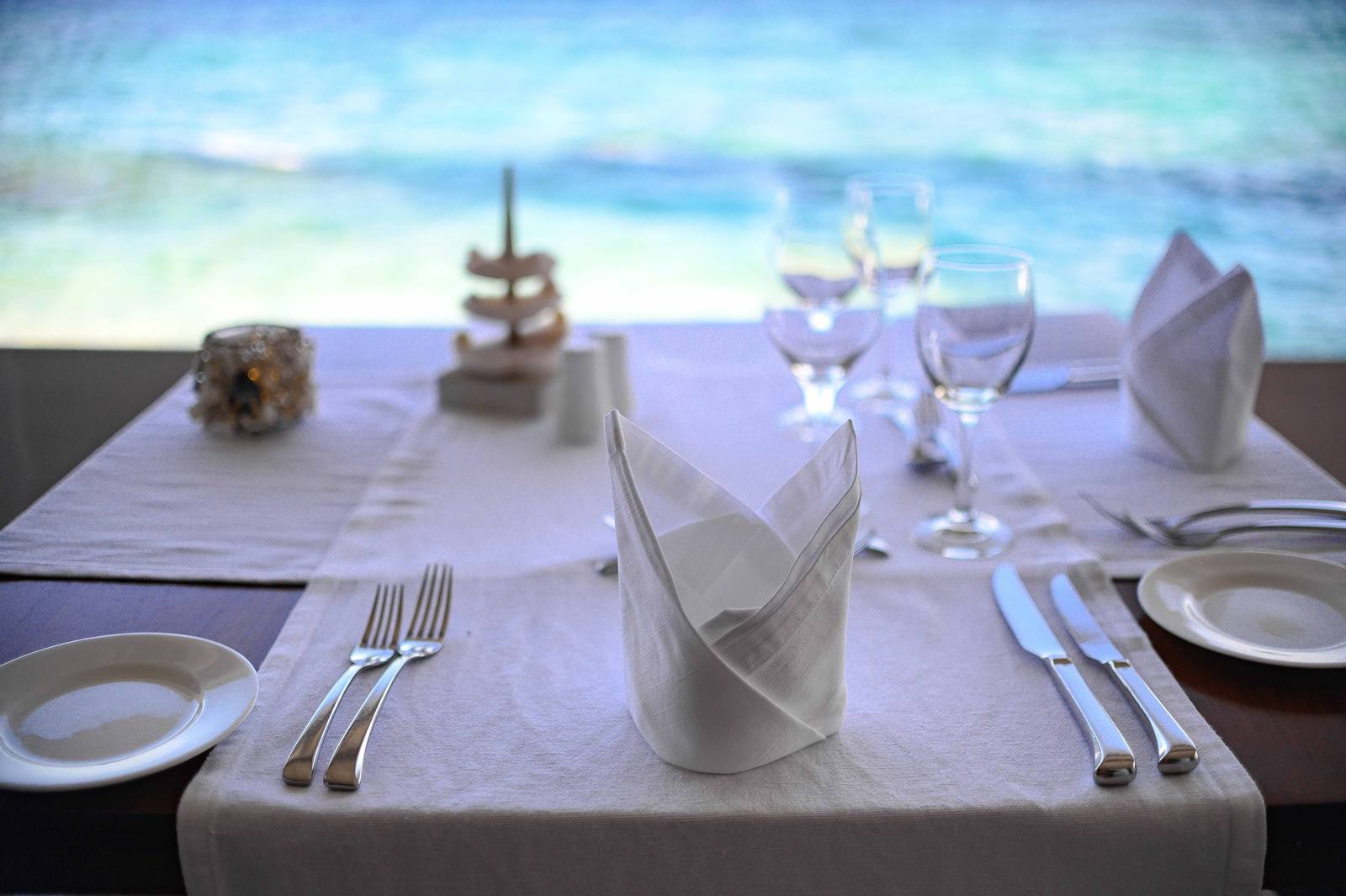 Diamonds Thudufushi 面海餐桌擺設