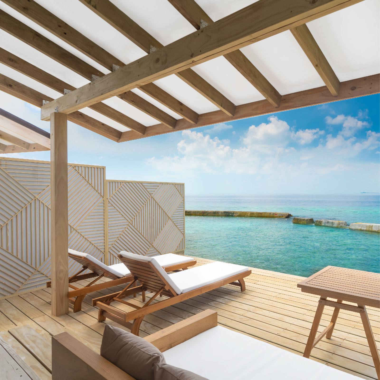 Ellaidhoo by Cinnamon Water Bungalow 日光甲板
