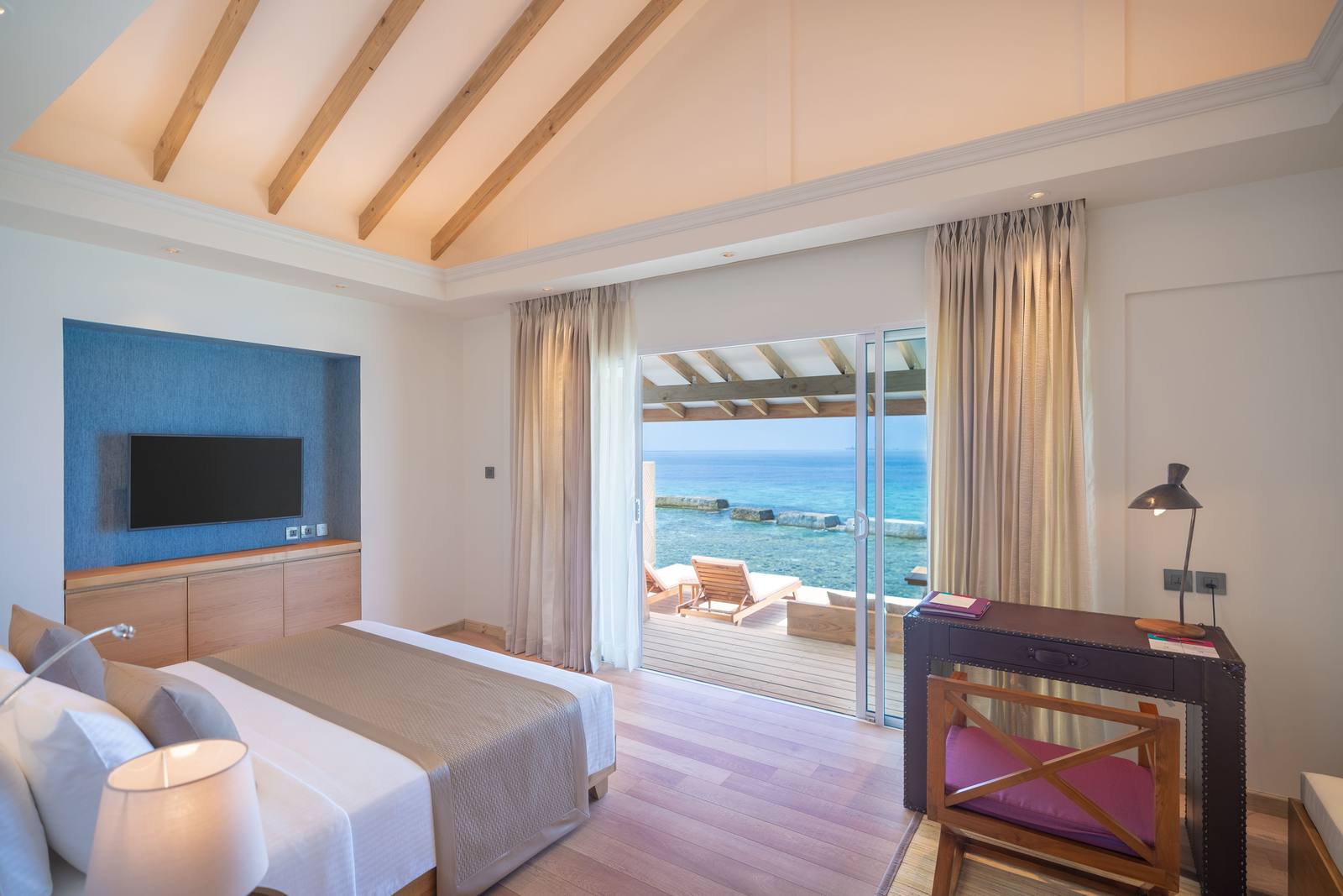Ellaidhoo by Cinnamon Water Bungalow 臥室與海景