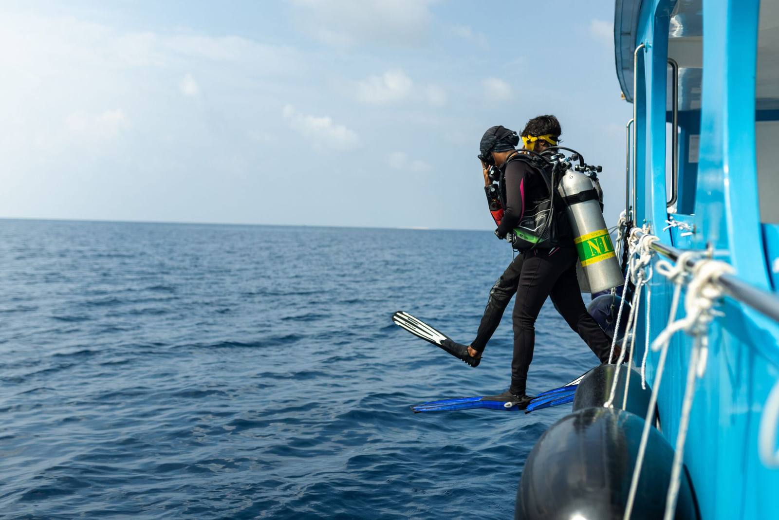 Fihalhohi Maldives 潛水員從船上下水