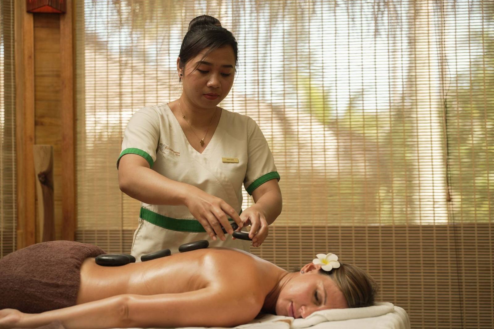 Fihalhohi Maldives Huvandhuma Spa 熱石療程