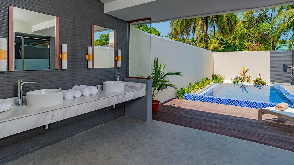 Fiyavalhu Beach Pool Villa 浴室與泳池