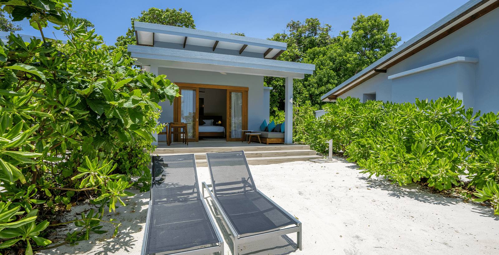 Ifuru Island Sunset Beach Villa 外觀與躺椅