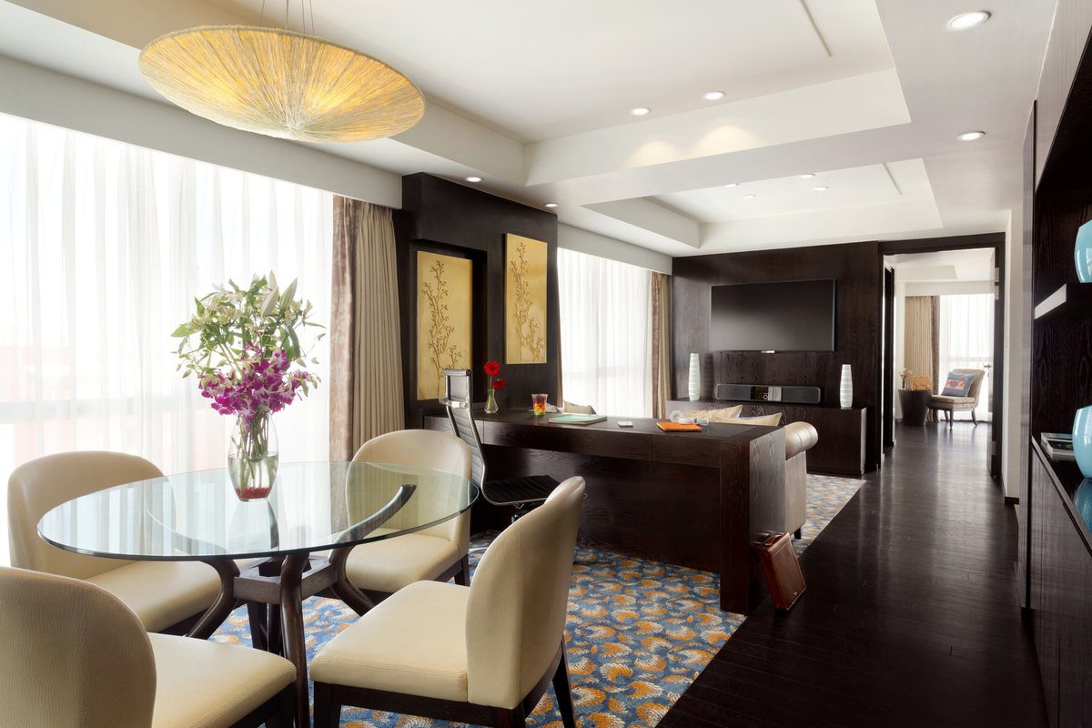 Deluxe Suite 客廳與餐桌
