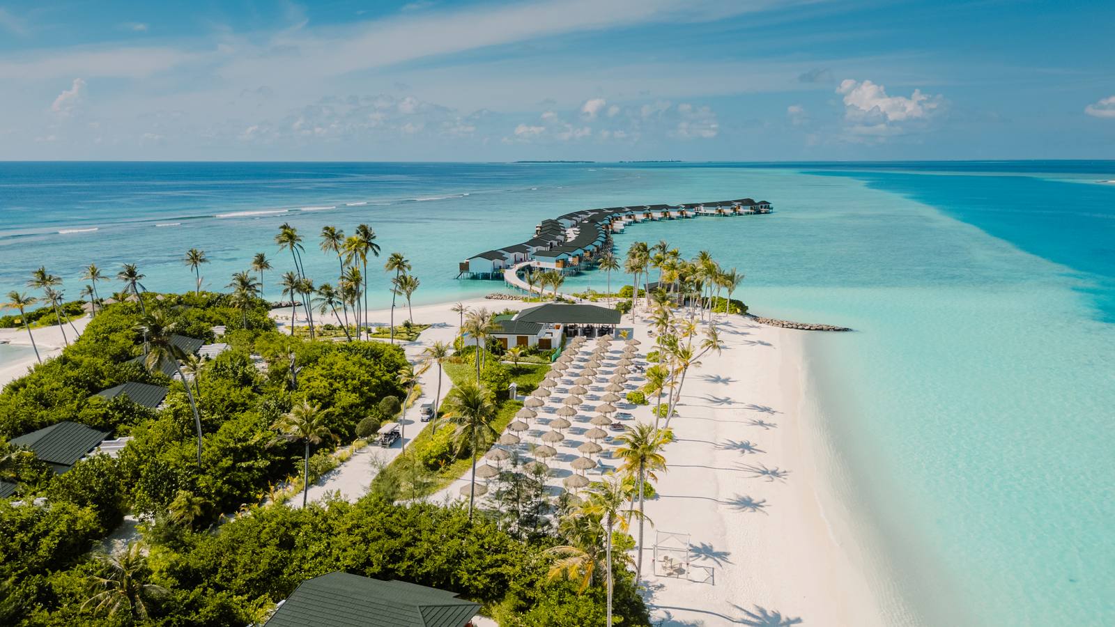 Joy Island 沙灘、樹林與水上別墅空拍