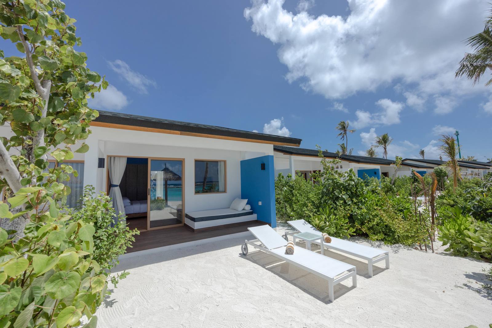 Joy Island Beach Villa 外觀與躺椅