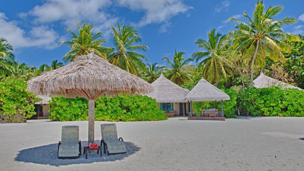 Kihaa Maldives Beach Villa 外觀與躺椅