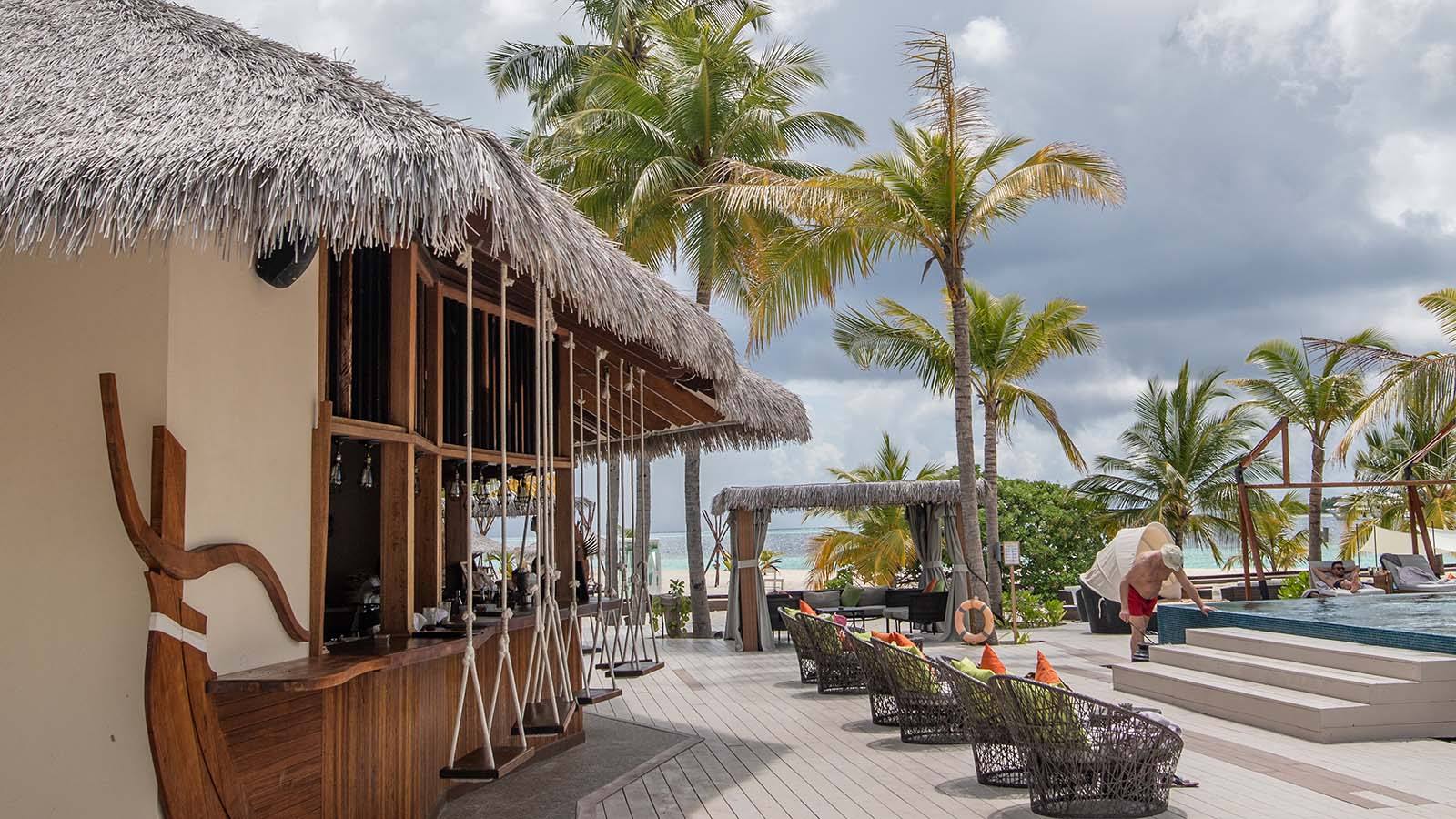 Kihaa Maldives Undhoali Bar 泳池旁