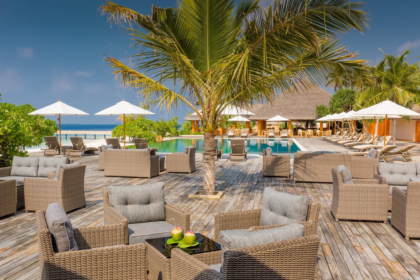 Kudafushi Juju Bar 泳池旁休憩區