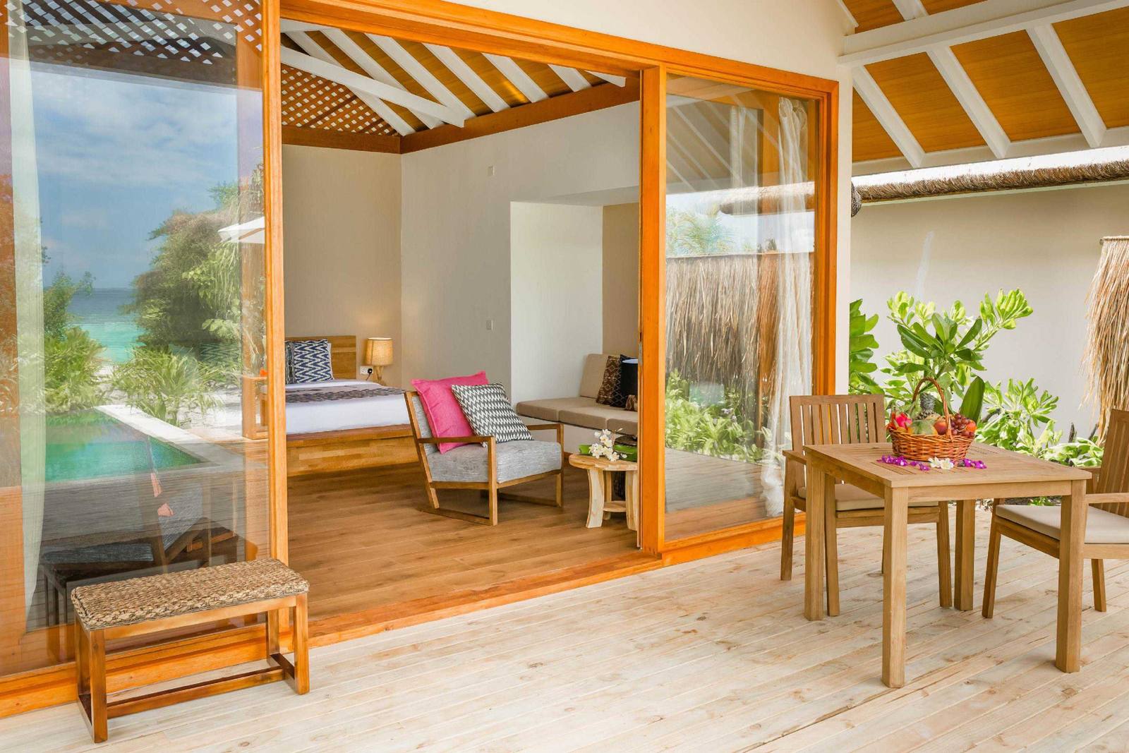 Kudafushi Beach Villa 露台與臥室