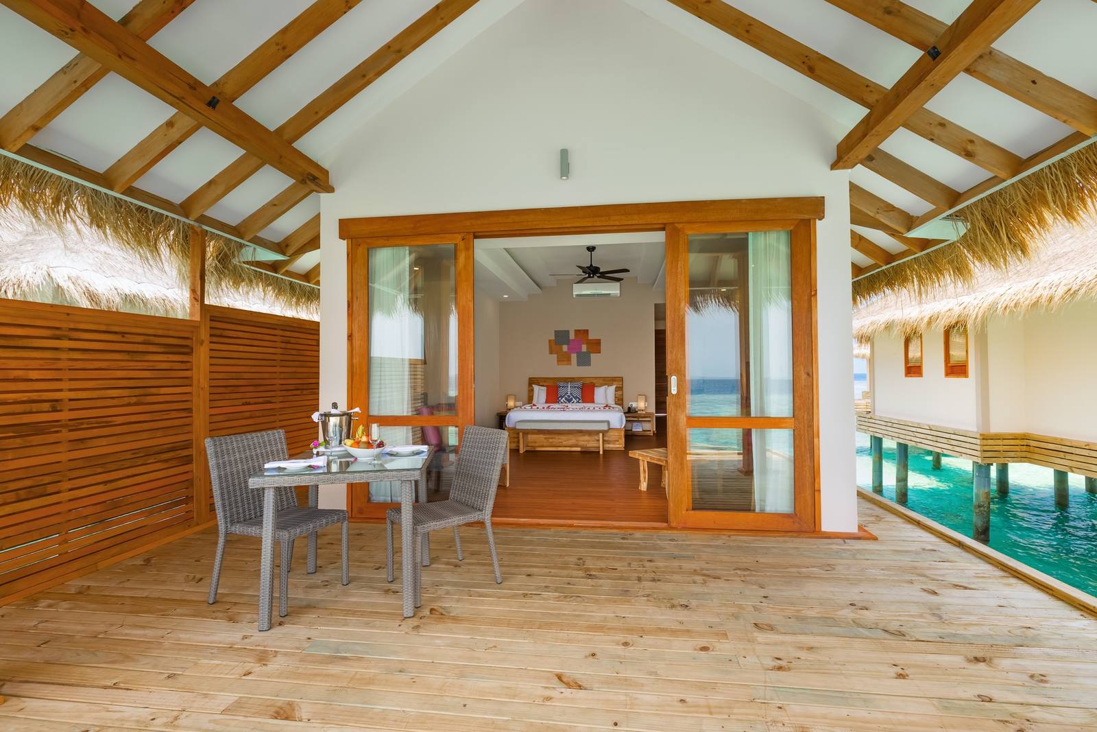 Kudafushi Water Villa 室內通往露台