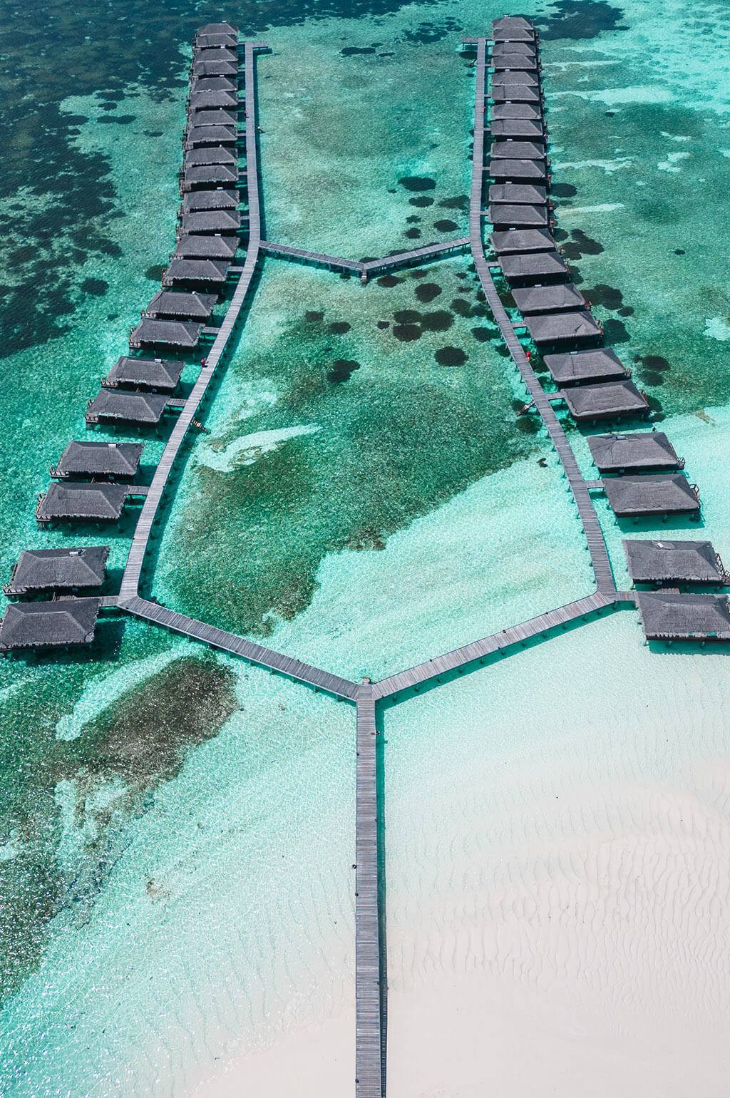 Medhufushi 兩排水上別墅棧橋俯瞰