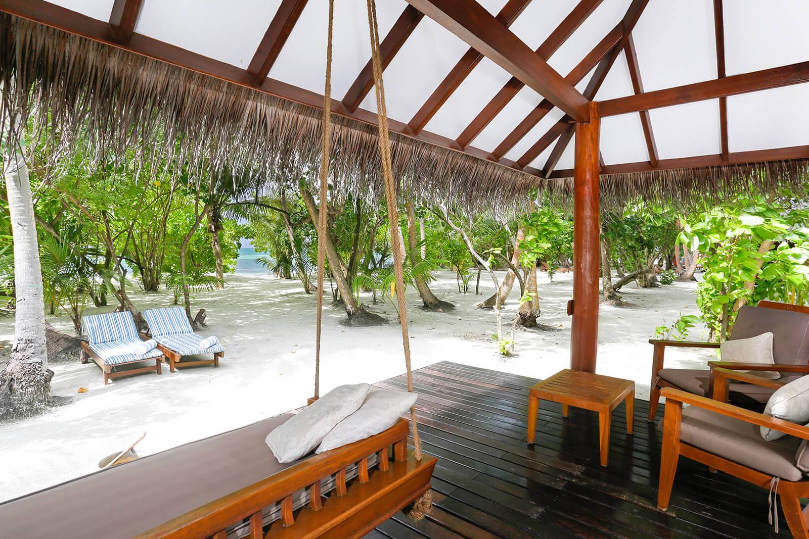 Medhufushi Beach Villa 露台與鞦韆