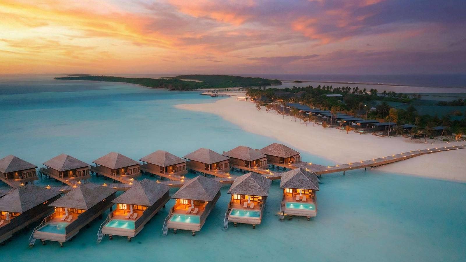 Nala Maldives 水上泳池別墅與沙灘夕陽空拍