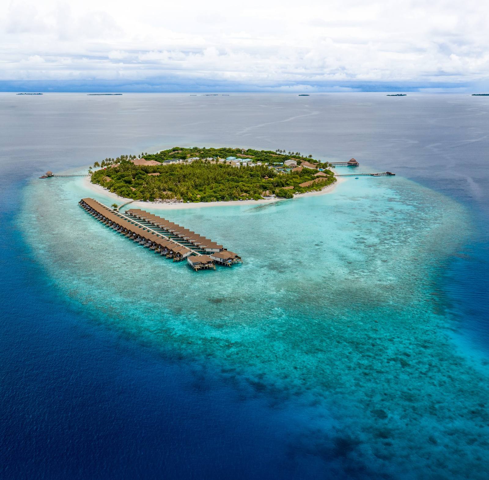 Reethi Faru Resort 全島與水上別墅空拍