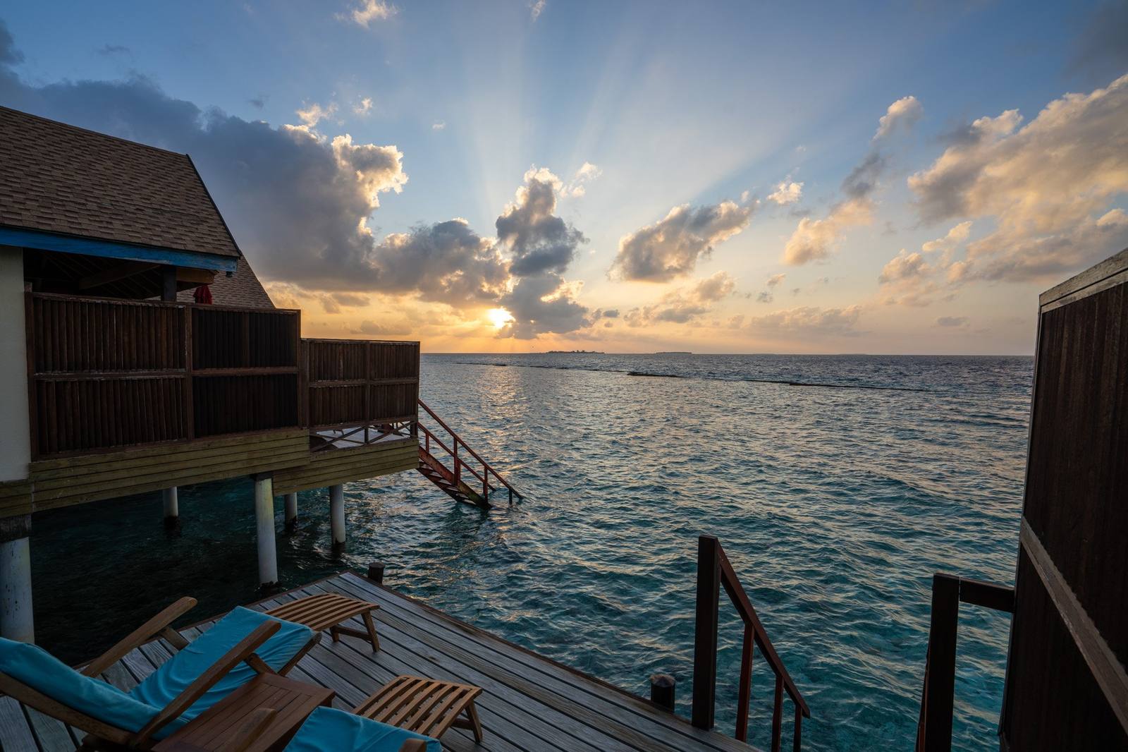 Reethi Faru Water Villa Sunset View 露台