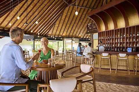 主酒吧 Main Bar 面海露台沙發與休閒調飲區