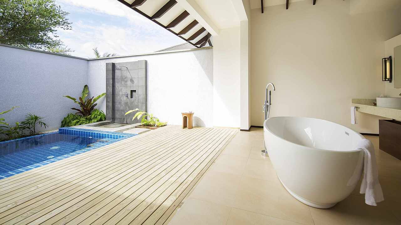 ROBINSON NOONU Beach Villa Private Pool 浴室與泳池