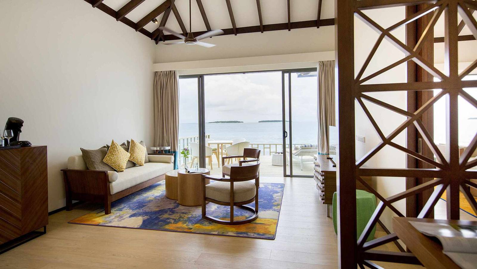 ROBINSON NOONU One Bed Room Water Villa Pool 客廳