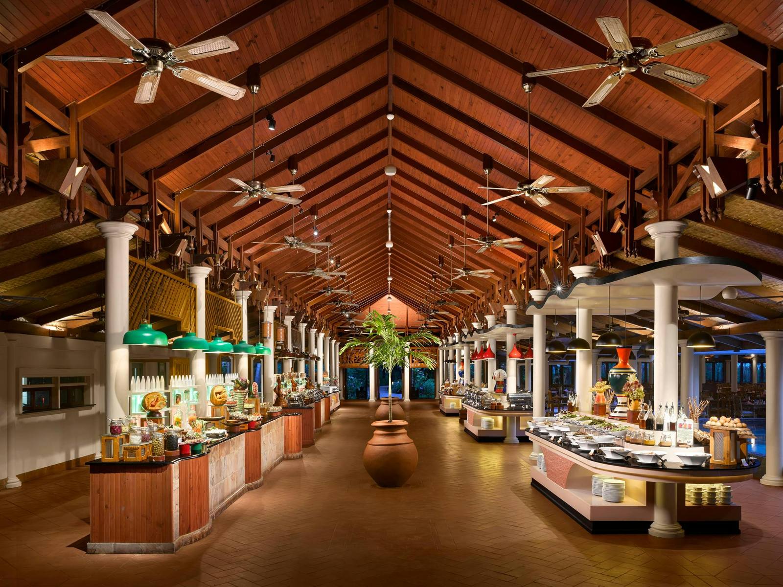 Royal Island Maakanaa 主餐廳