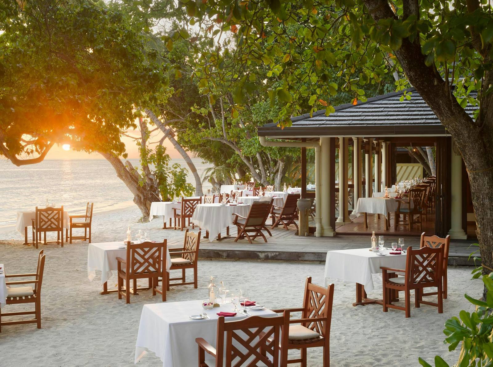 Royal Island Raabondhi 海邊座位夕陽