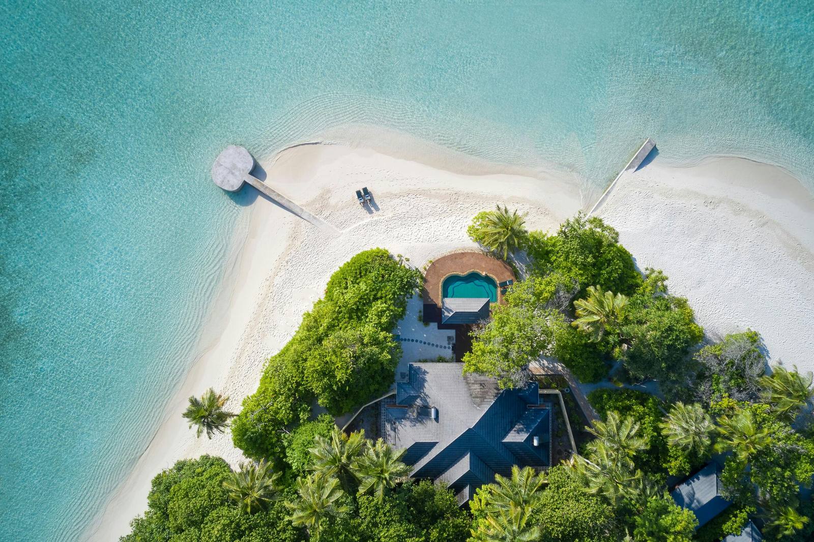 Royal Island Two-bedroom Beach Pool Residence 島尖空拍