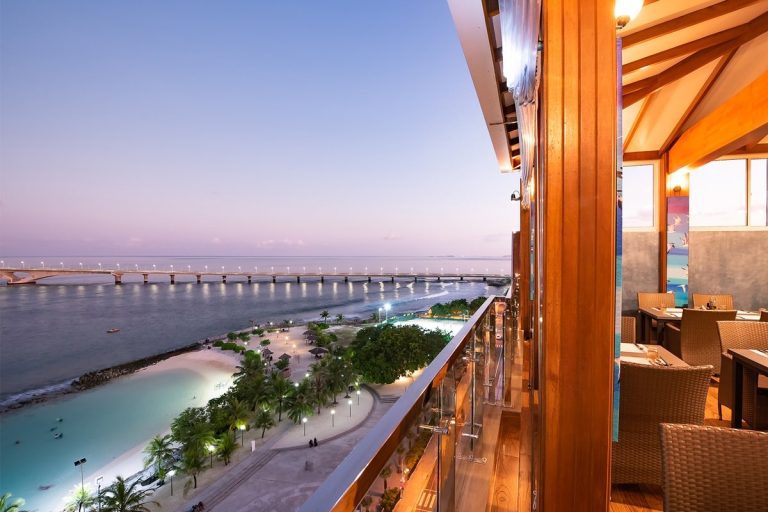 Summer Beach 夏日海灘飯店頂樓俯瞰人工海灘與 Sinamalé 大橋