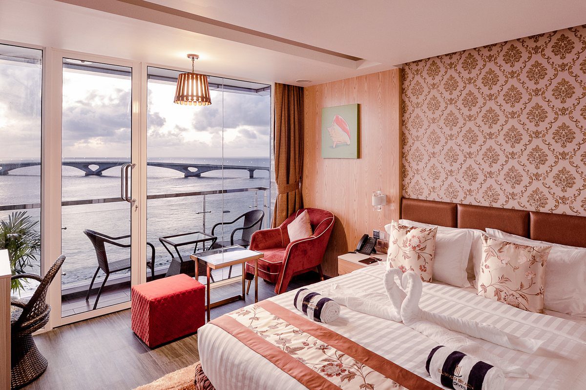 Summer Beach Deluxe Ocean View 陽台客房與大橋景色